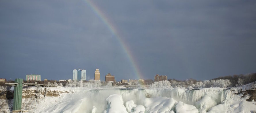 Aşırı soğuklar Niagara Şelalesi’ni de dondurdu