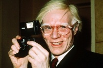 Warhol’un ipek baskıları çalınmış