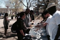 Mozaik Vakfı gönüllülerinden evsizlere yemek yardımı