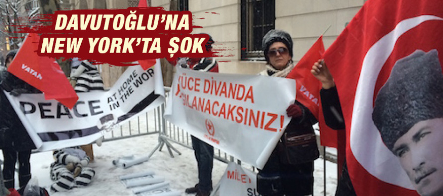 Davutoğlu, New York’ta bir grup tarafından protesto edildi