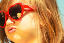 Bahar alerjisi olan çocuklar güneş gözlüğü taksın