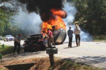 ‘Captain America’ yanan araçtan iki kişi çıkardı