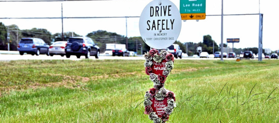Florida’da hayatını kaybedenler için uyarı levhaları