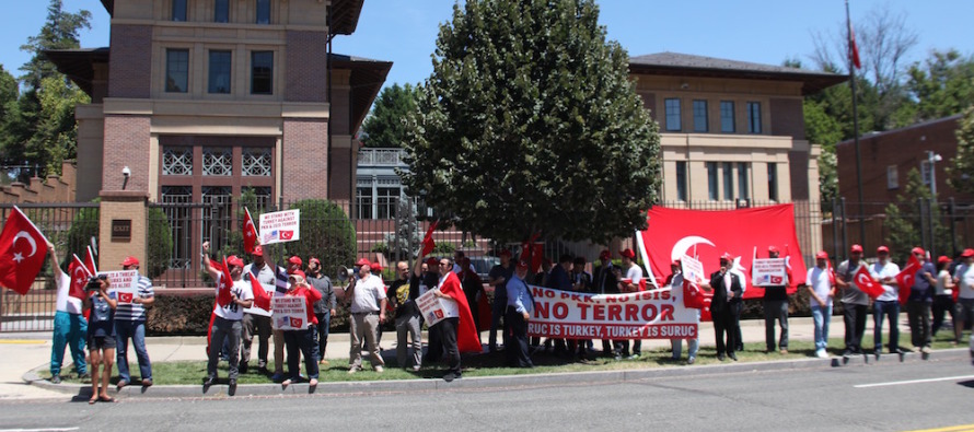 Washington Büyükelçiliği önünde protesto gösterisi