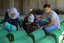 Srebrenitsa anneleri yine tabutlara sarıldı