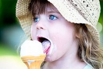 Çocuklara dondurmayı ağızlarında eriterek yedirin!