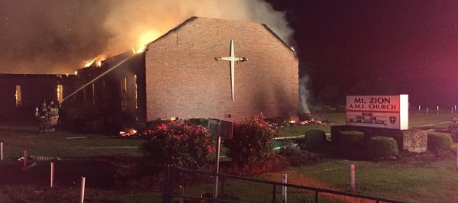 Amerikalı Müslümanlardan yakılan kiliselere yardım kampanyası