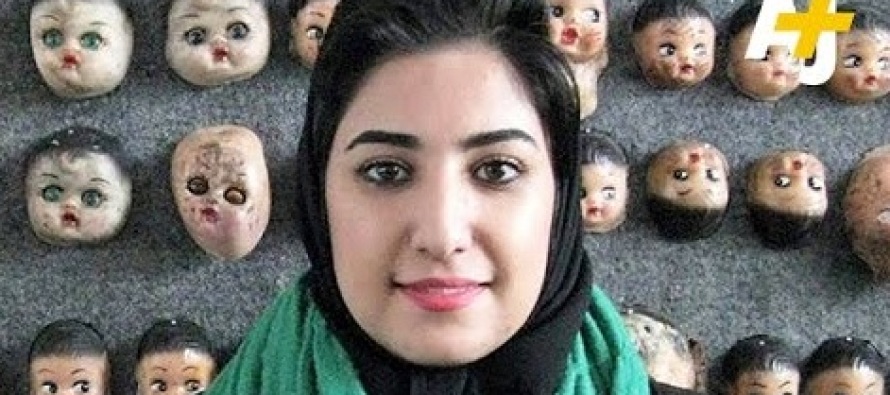 İranlı karikatüriste ‘avukatın elini sıktın’ cezası