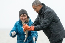 Obama vahşi doğada ayılardan arta kalan somon balığını yedi