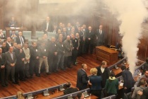 Kosova’da muhalif vekiller Meclis’te biber gazı kullandı