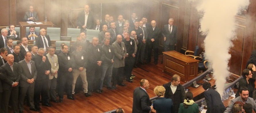 Kosova’da muhalif vekiller Meclis’te biber gazı kullandı