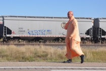 Hare Krishna keşişi kendini geliştirmek için yürüyor