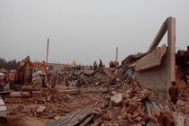 Pakistan’da fabrika çöktü: 20 ölü, onlarca kişi enkaz altında