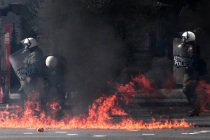 Atina’da yüzü maskeli gruplar polise molotof yağdırdı