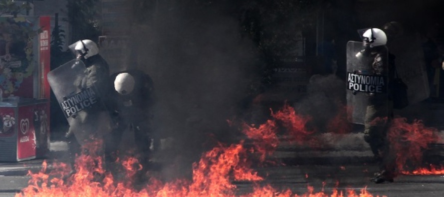 Atina’da yüzü maskeli gruplar polise molotof yağdırdı