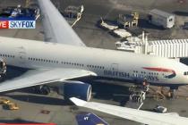 Boston uçağında kokpite girmeye çalışan yolcu paniğe sebep oldu