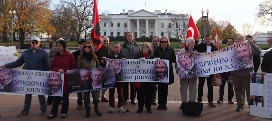 Basın özgürlüğü destekçileri Beyaz Saray’ın önünde buluştu