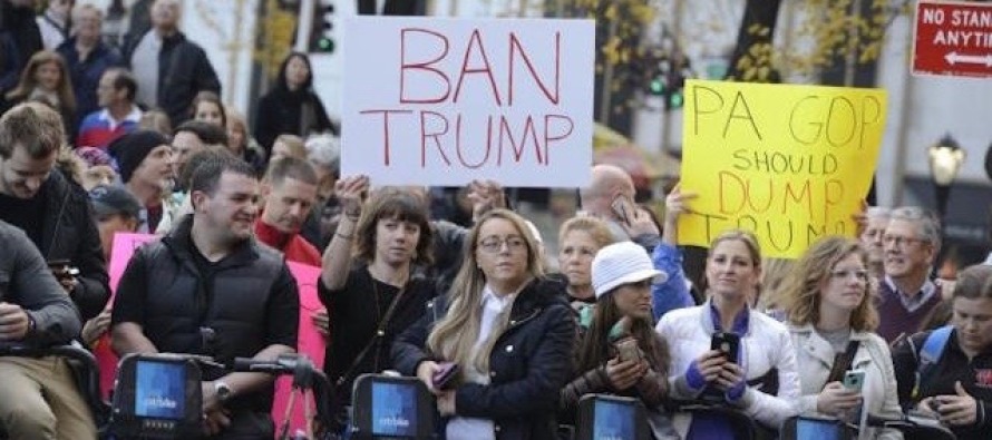 Trump, bağış için gittiği otel önünde protesto edildi