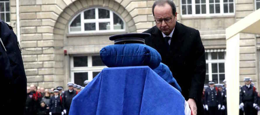 Hollande, terör mağduru polis için düzenlenen törene katıldı