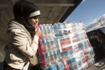 Flint su krizine Müslümanlardan 30 bin şişe su yardımı