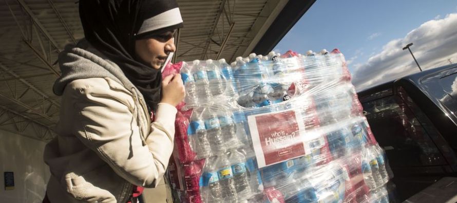 Flint su krizine Müslümanlardan 30 bin şişe su yardımı