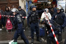 Paris’te karakola girmeye çalışan bıçaklı şahıs öldürüldü