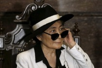 Yoko Ono hastaneye kaldırıldı