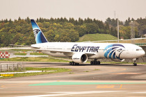 Mısır yolcu uçağını kaçıran korsan teslim oldu