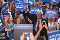 Sanders: Clinton başkanlık için yeterli vasıfta değil