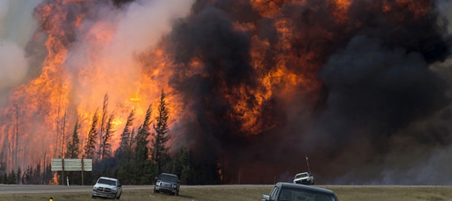 Yangından evlerini terk eden 80 bin Kanadalıya kötü haber