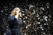 Adele, konserde kendisini videoya çeken hayranını uyardı