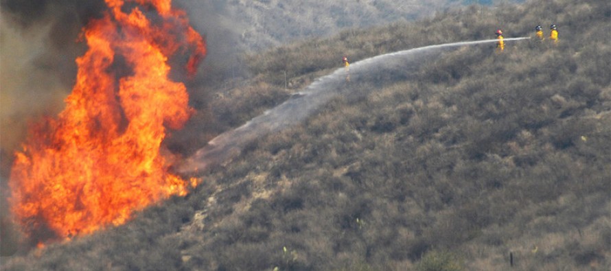 California’daki yangın yerleşim bölgelerine doğru ilerliyor