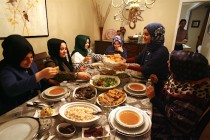 ABD’deki Türk aileler iftar sofralarını öğrenciler için hazırlıyor
