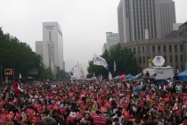 Güney Kore’de yüz binler devlet başkanının istifasını istedi