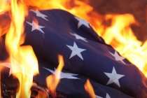 ABD’de bayrak yakma tartışması büyüyor