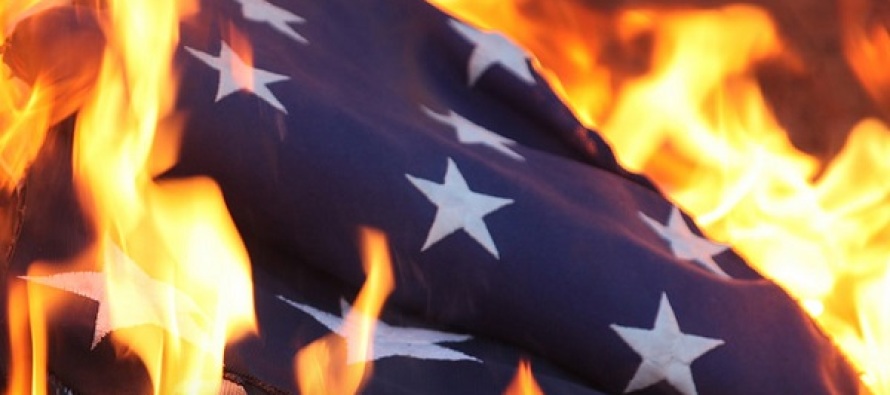 ABD’de bayrak yakma tartışması büyüyor
