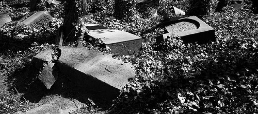 Saldırıya uğrayan Yahudi mezarlığına Müslümanlardan rekor bağış