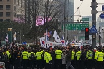 Kore’deki protestolarda ABD bayrakları dikkat çekti