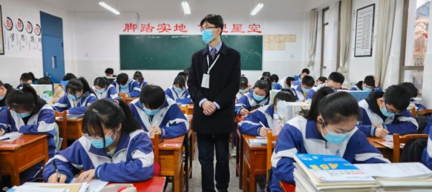 Çin’de koronavirüse karşı çocuklara ateş ölçer bilekliler takılıyor
