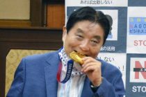 Altın madalyayı ısıran Japon başkan koronavirüse yakalandı