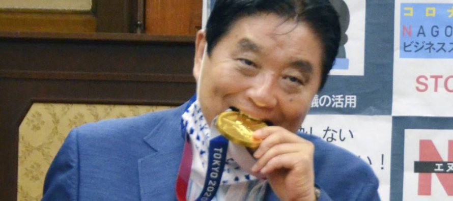 Altın madalyayı ısıran Japon başkan koronavirüse yakalandı