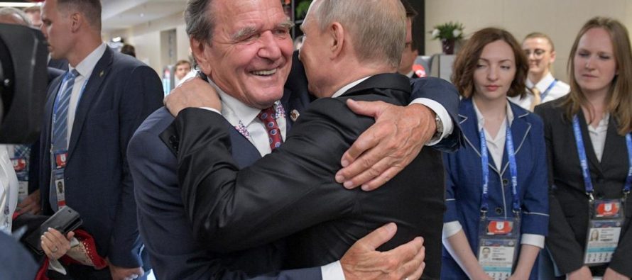 Eski Başbakan Schröder’in imtiyazları elinden alındı